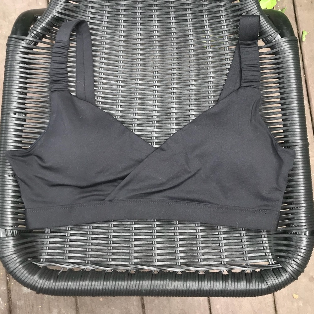 Black fabletics sports bra